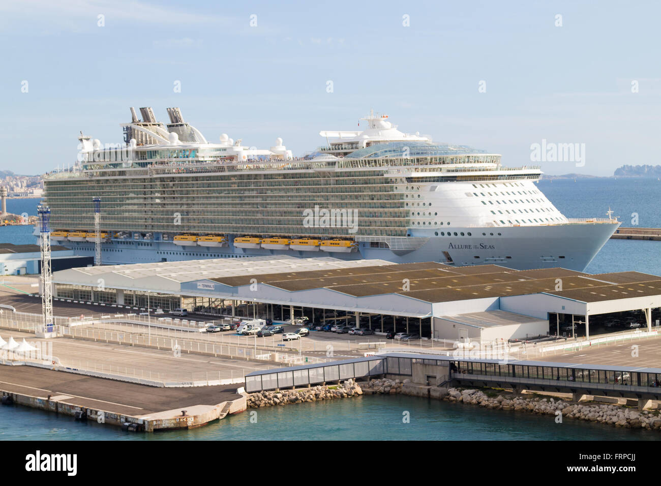 Il Royal Caribbean Cruise Ship Allure di mari ormeggiata nel porto di Marsiglia Foto Stock