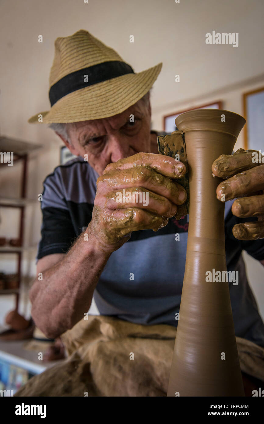 Ritratto di Daniel 'Chichi' Santander sagomatura di un vaso sul suo tornio del vasaio a El Alfarero Casa Chichi workshop. Trinidad, Sancti Spiritus, Cuba. Foto Stock