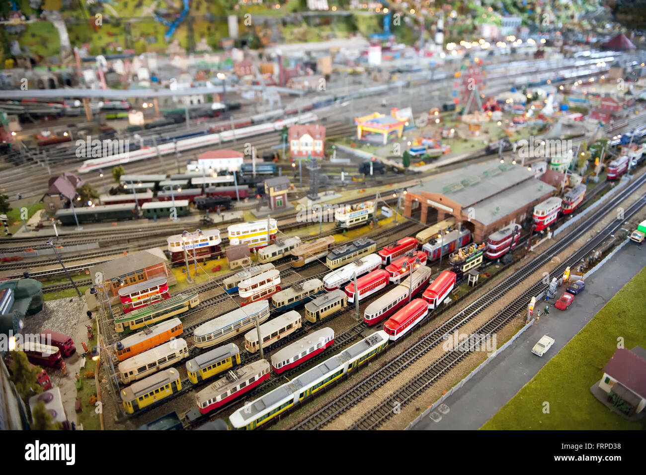 Modello in miniatura di un terminal ferroviario e stazione in una città moderna con il materiale rotabile, di passeggeri e automobili Foto Stock