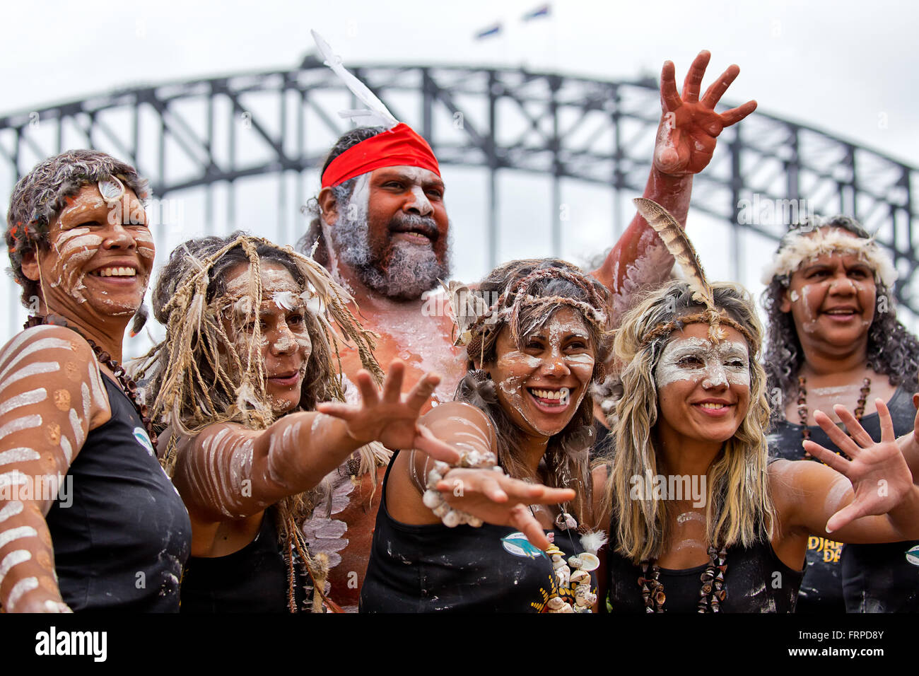 Aborigeni Australiani sciopero ballerini una posa durante il festival Homeground. Foto Stock