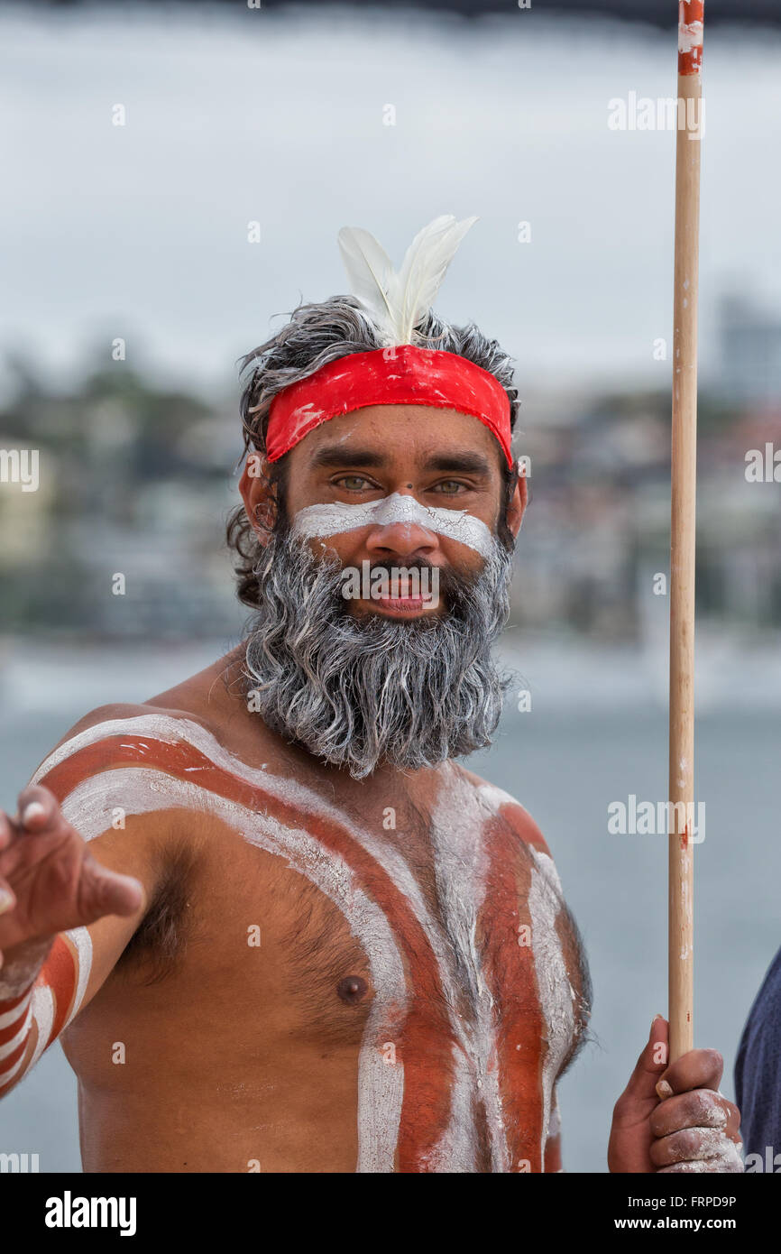 Australiani Aborigeni ballerino dipinte con il corpo e il viso tenendo una lancia Foto Stock