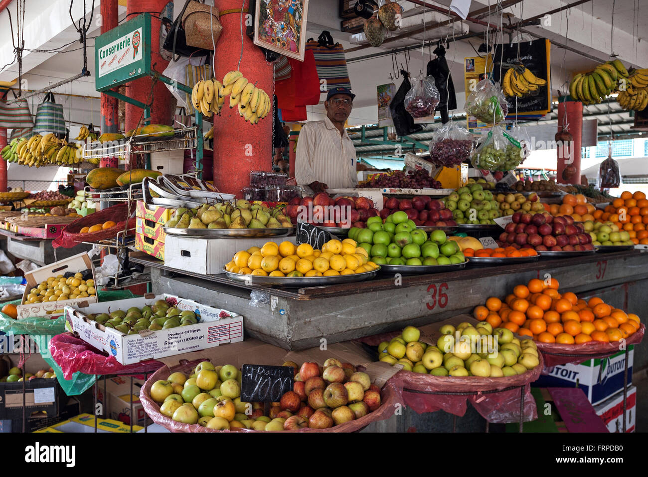Frutta stand nel mercato hall di Mahebourg, Mauritius Foto Stock