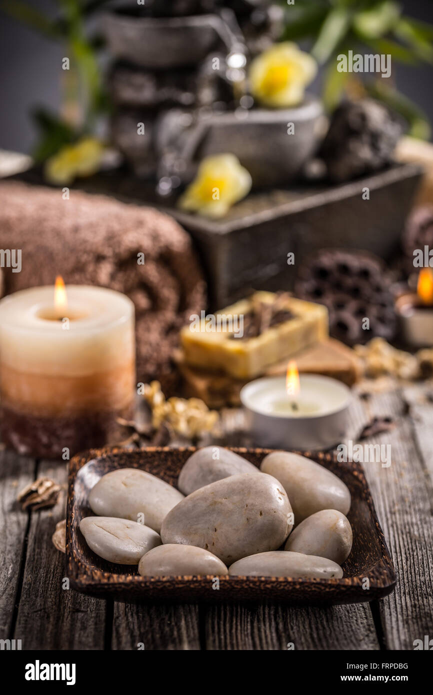 Pietre Zen e candele aromatiche sul tavolo Foto Stock
