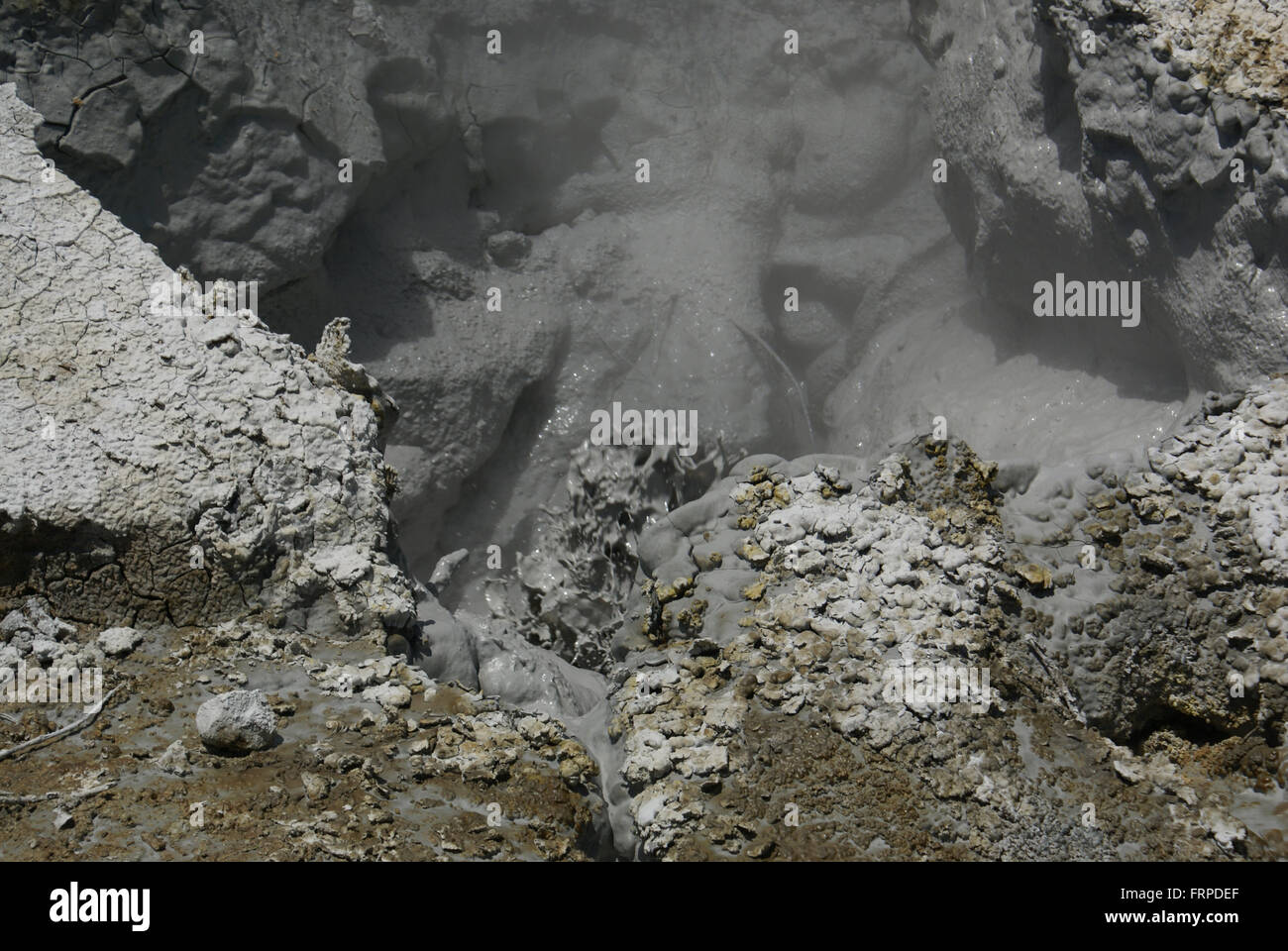 Opere di zolfo nel Parco Nazionale vulcanico di Lassen, California, Stati Uniti d'America , con fragore fumarole, fango bollente, piscine e vapore Foto Stock