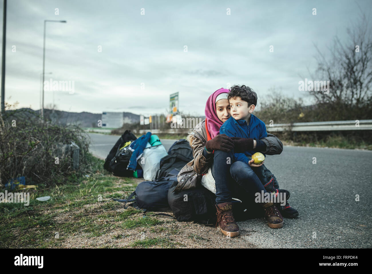Idomeni Refugee Camp in Grecia Macedonia confine, una madre con il suo bambino guardare indietro in modo da dove sono venuti, Idomeni Foto Stock