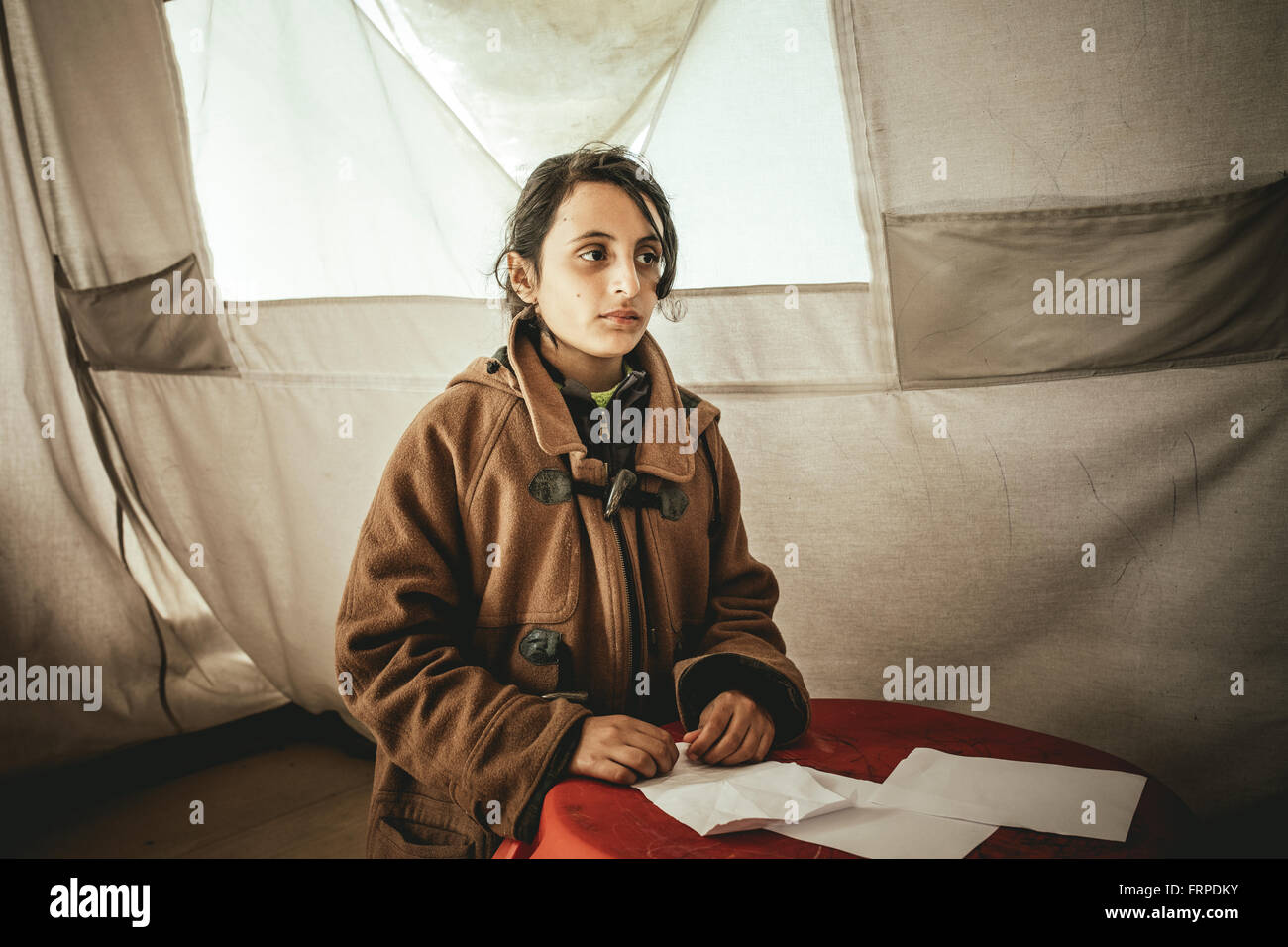 Idomeni Refugee Camp in Grecia Macedonia confine, ragazza siede nel gioco tenda, Idomeni, Macedonia centrale, Grecia Foto Stock