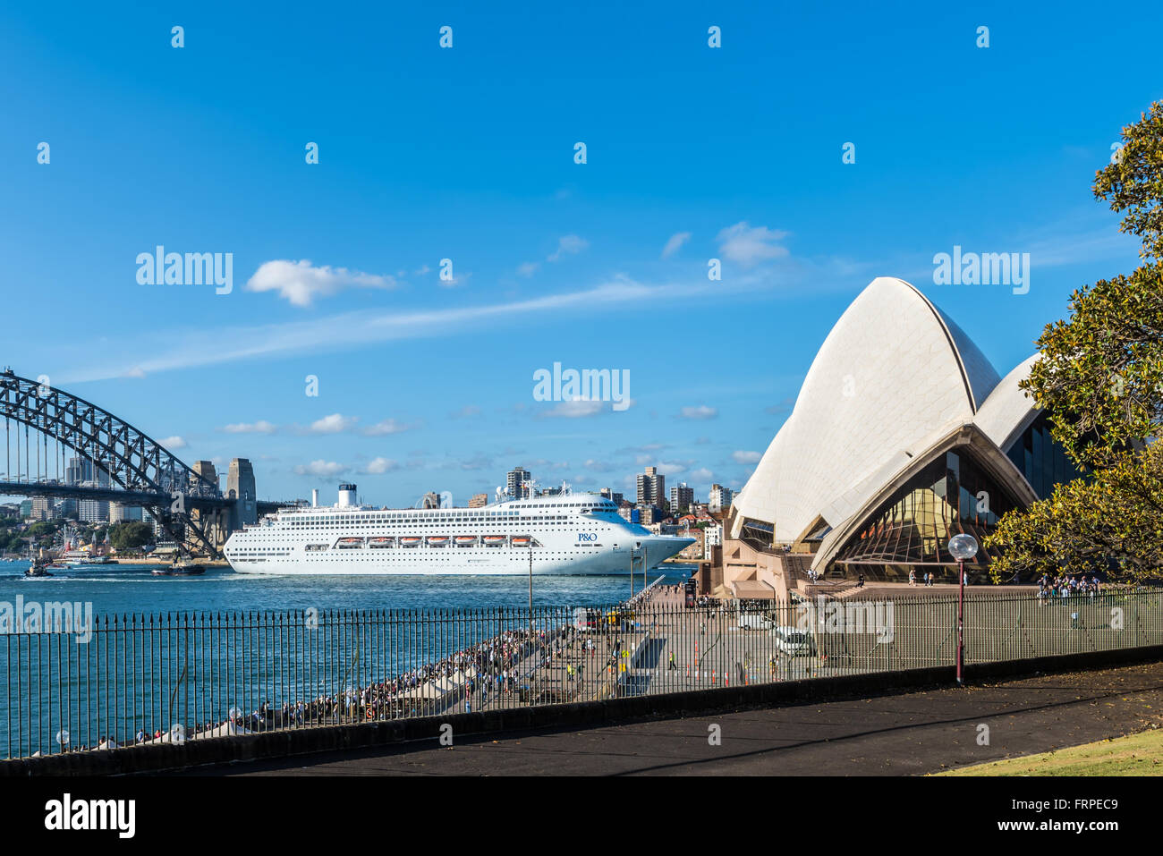 Gioiello del Pacifico la nave di crociera tra il piu famoso di Sydney - Harbour Bridge e la Opera House di Sydney Foto Stock