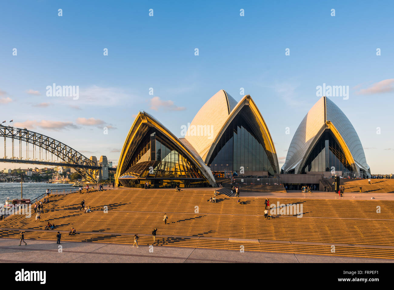 La Opera House di Sydney con il Ponte del Porto di Sydney, Australia. Foto Stock