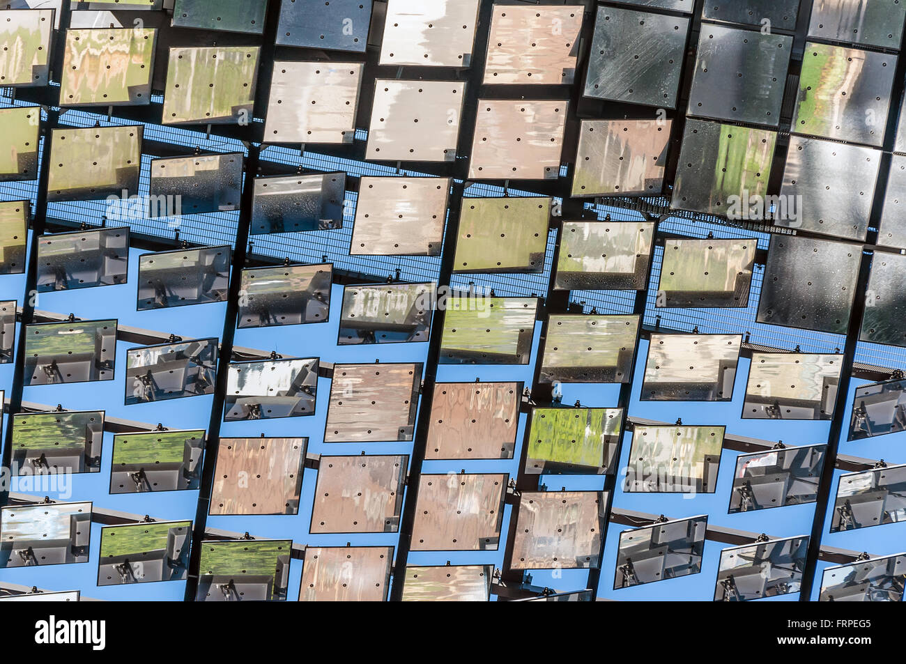 Primo piano basso angolo di vista heliostat di specchi motorizzati su un alto edificio Sydney Australia Foto Stock