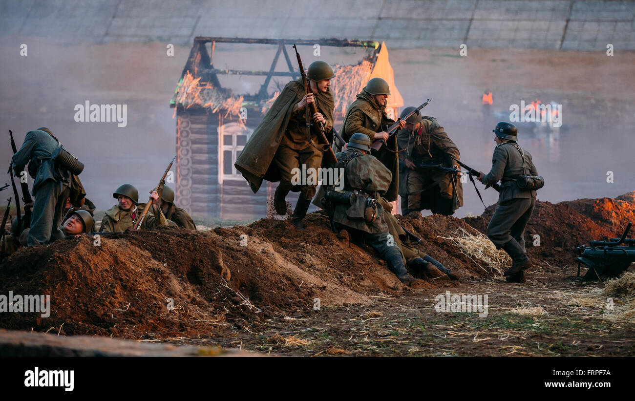 MOGILEV, Bielorussia - Maggio 08, 2015: Ricostruzione della battaglia per la liberazione di Mogilev. Reenactors vestito in uniforme della guerra mondiale Foto Stock