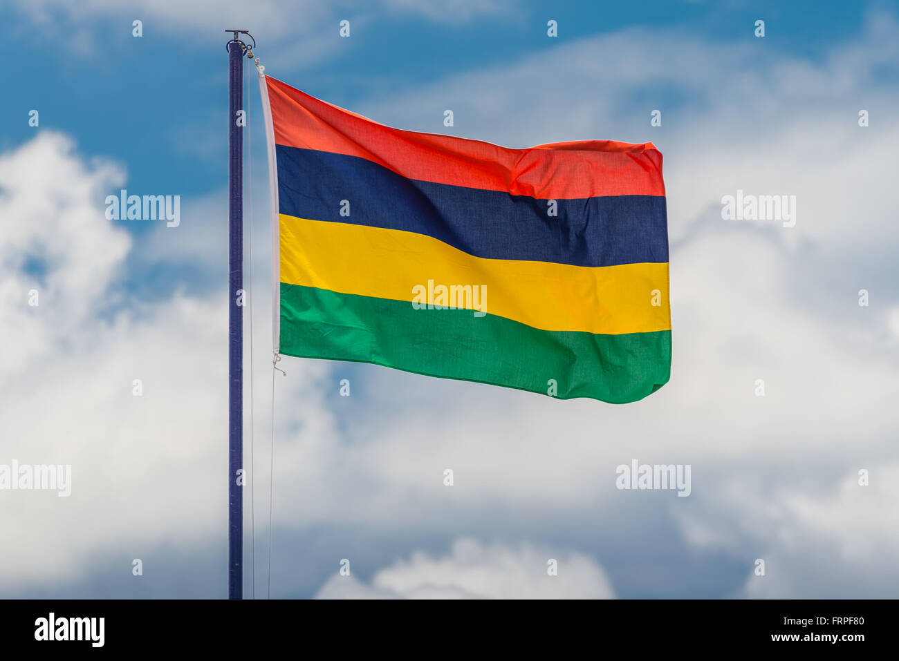 Bandiera nazionale di Maurizio (noto anche come le quattro bande e Les  Quatre Bandes) sventolare nel vento Foto stock - Alamy