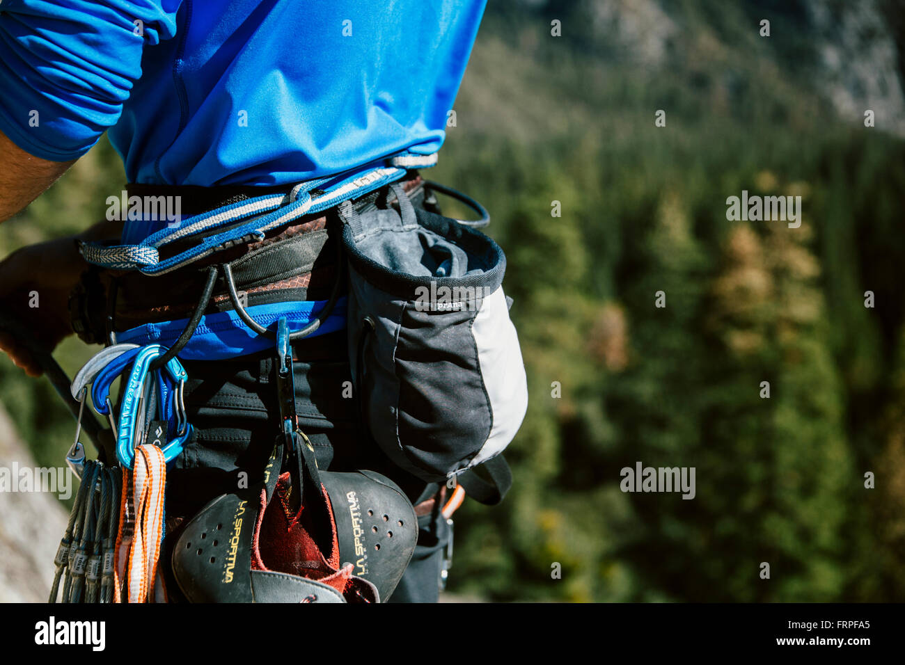 Un scalatore alla sommità del passo 3 sulla lastra di Swan Canalone (5.6) in Yosemite. Foto Stock