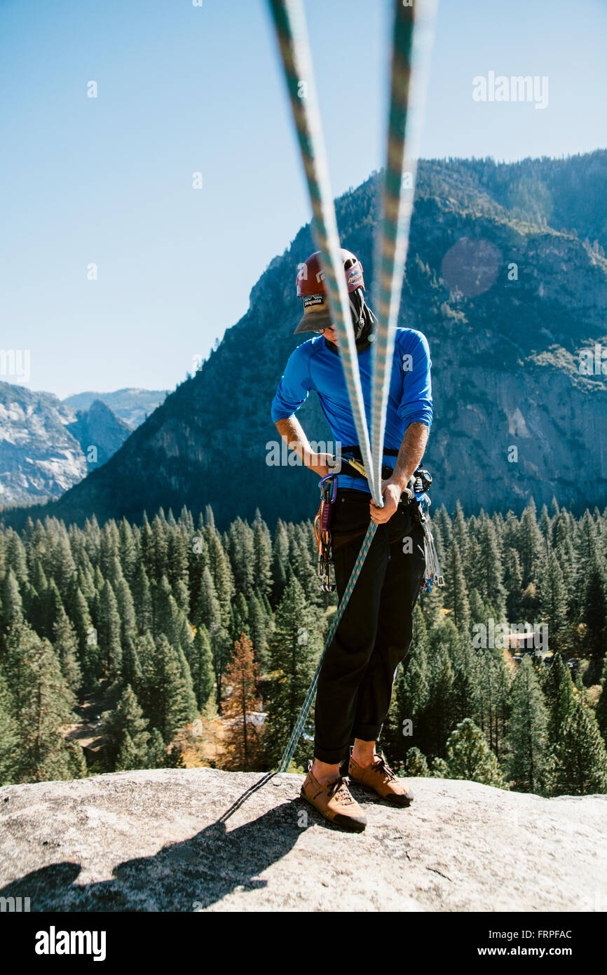 Un scalatore alla sommità del passo 3 sulla lastra di Swan Canalone (5.6) in Yosemite. Foto Stock