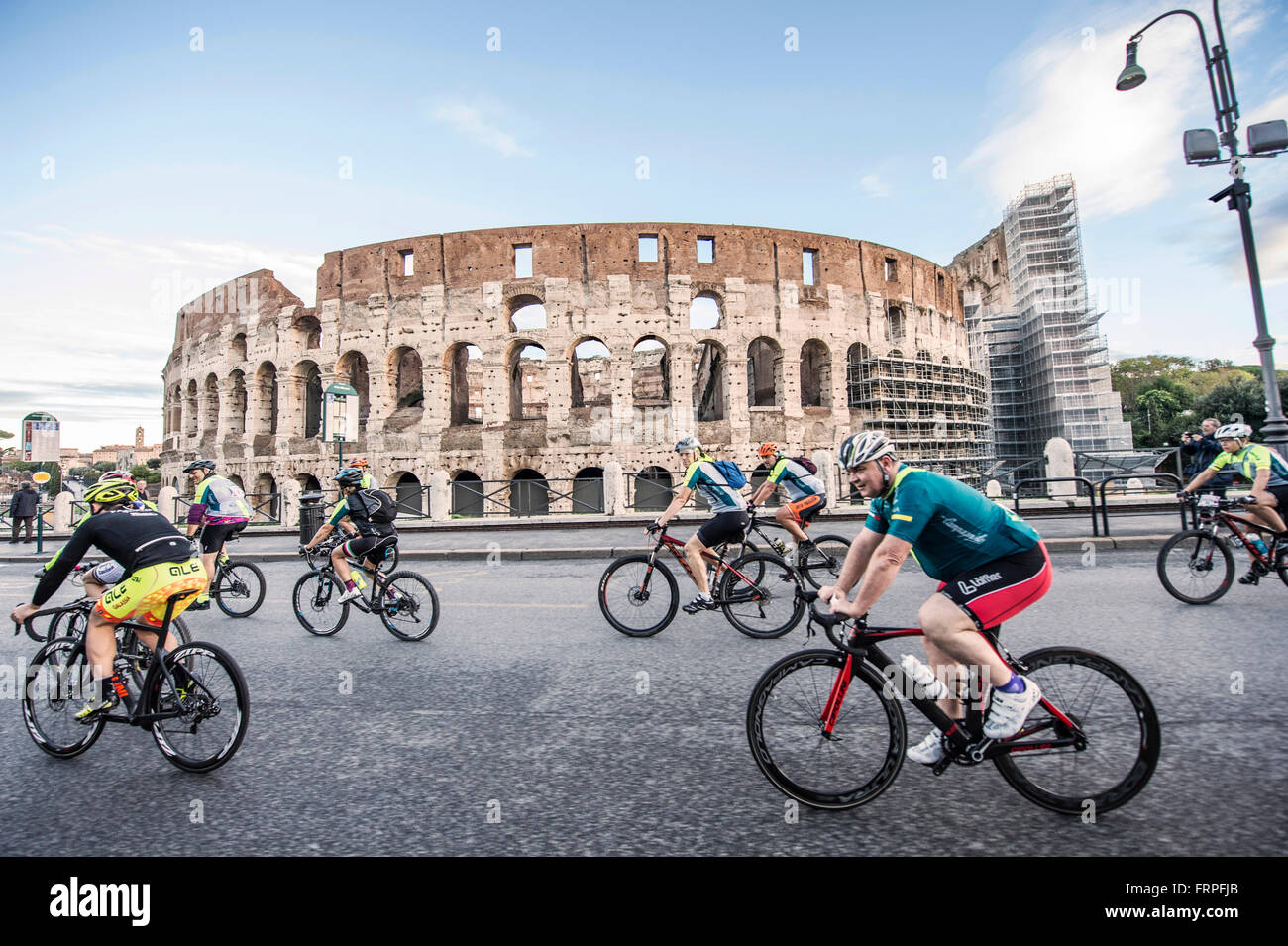 A GRANFONDO CAMPAGNOLO Roma ciclisti a pedalare immerso nella storia e il  magnifico scenario del Colosseo e del Foro Romano Foto stock - Alamy
