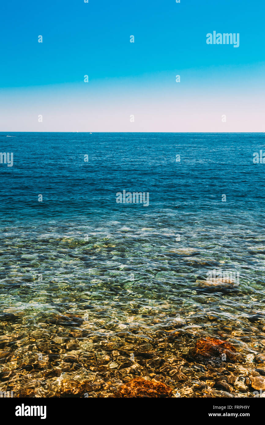 Mare oceano e cielo blu sullo sfondo. Seascape sfondo Foto Stock