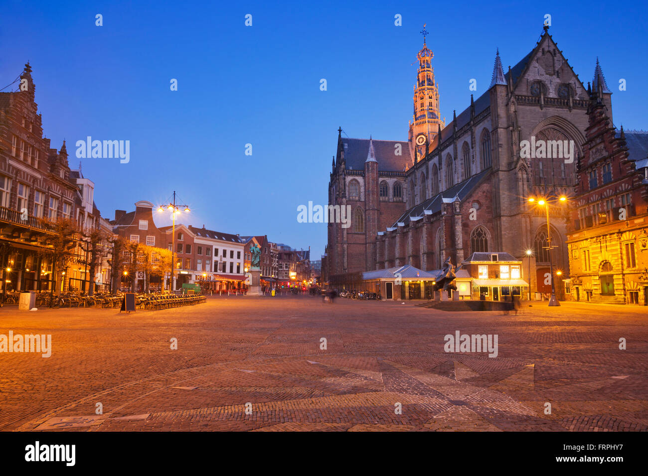 Il Grote Markt e piazza San Bavo chiesa in haarlem di notte. Foto Stock