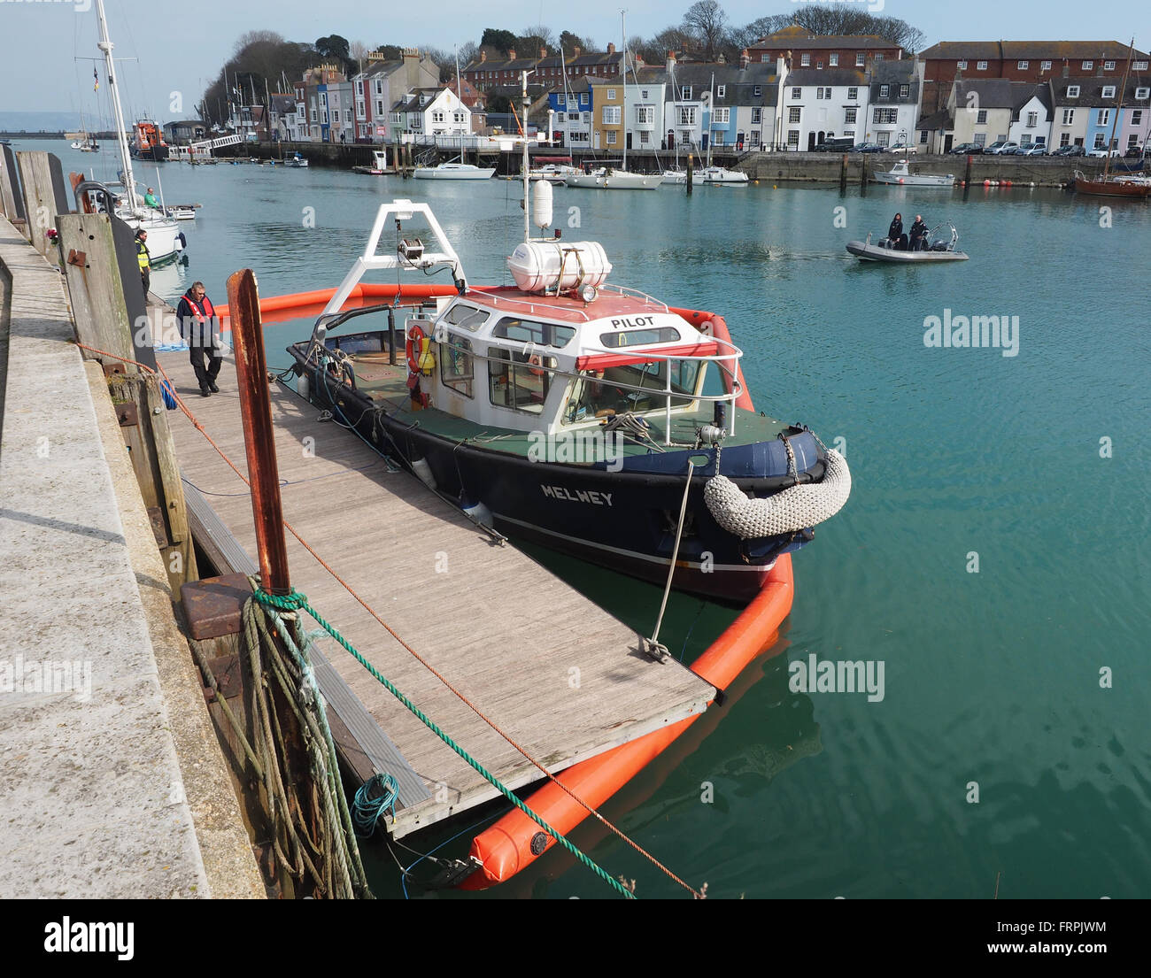 Inquinamento dell'olio del braccio di contenimento esercizio di distribuzione al porto di Weymouth Dorset, Regno Unito Foto Stock