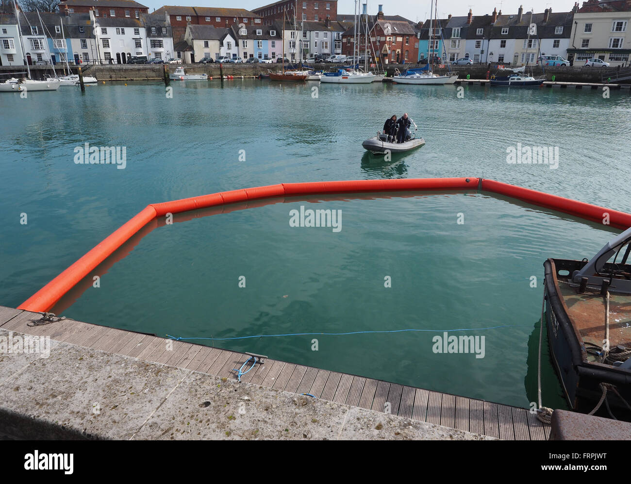 Inquinamento dell'olio del braccio di contenimento esercizio di distribuzione al porto di Weymouth Dorset, Regno Unito Foto Stock
