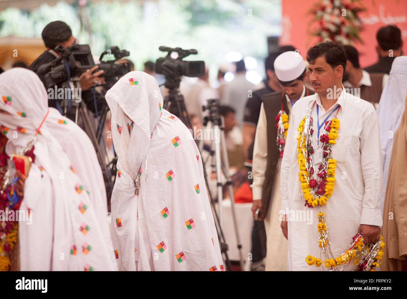 A Peshawar, Pakistan. Xxii marzo, 2016. Tehreek-e-Insaf Presidente Imarn Khan arriva a casa CM a Peshawar. Egli parteciperà matrimoni di 50 coppie.50 le coppie sposate in CM Casa di oggi. Presidente Imran Khan a distribuire PKR 200.000 per ogni coppia. peshawar 22 marzo 2016 Credit: Awais khan/Alamy Live News Foto Stock