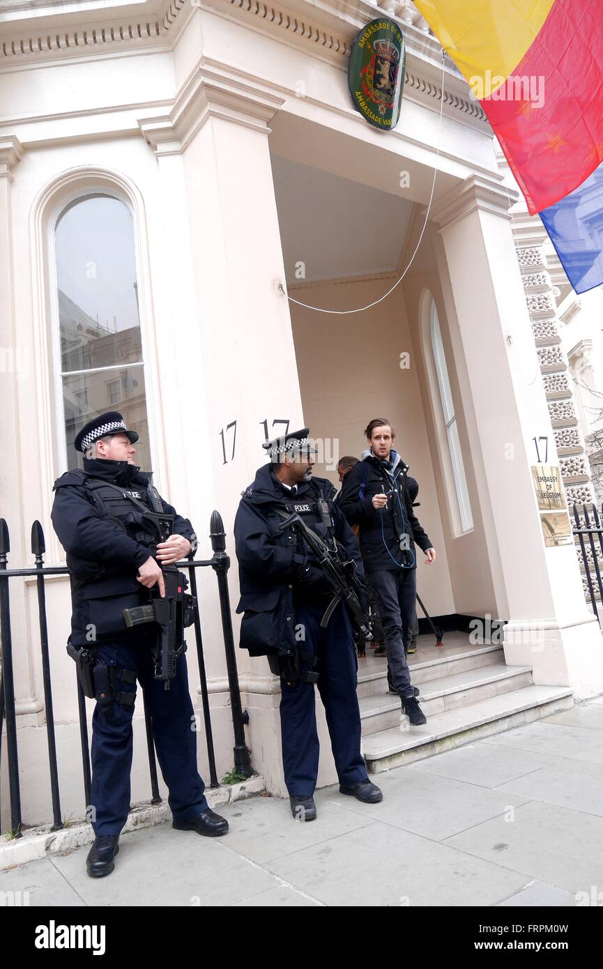 Londra, Regno Unito. 23 marzo, 2016. Armati di guardia di polizia l'ambasciata belga a Londra in seguito a Bruxelles gli attacchi terroristici del 22 marzo 2016 Credit: Brian Minkoff/Alamy Live News Foto Stock