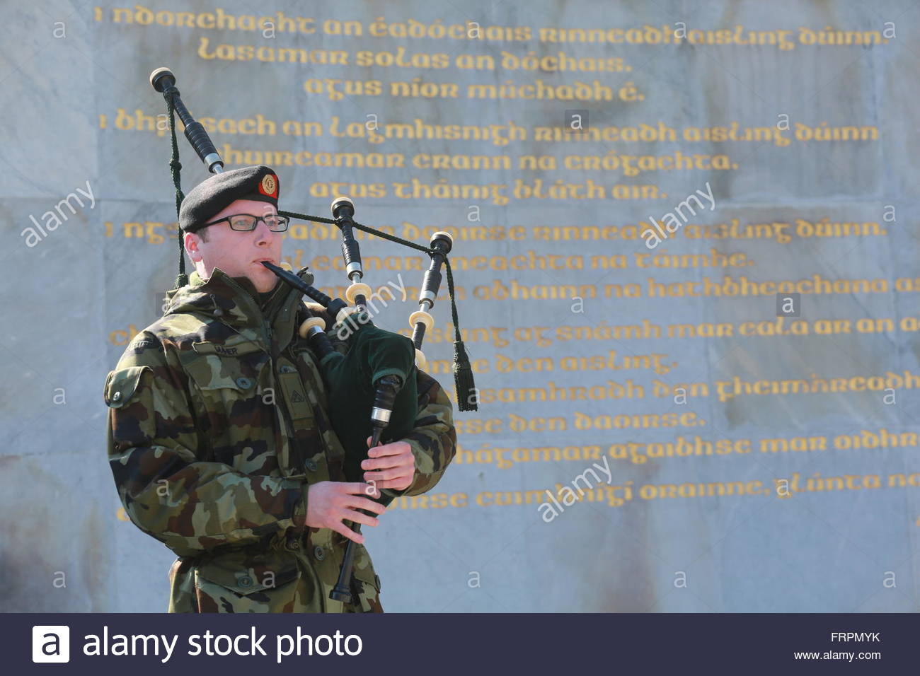 Dublino, Irlanda. 23 marzo, 2016. Sean privato Maher dell esercito e scuola di musica svolge le tubazioni durante le prove per un evento al Giardino della Rimembranza di Dublino. In questa Pasqua segna il centenario del 1916 in aumento e molti eventi sono programmati per il fine settimana. Credito: reallifephotos/Alamy Live News Foto Stock