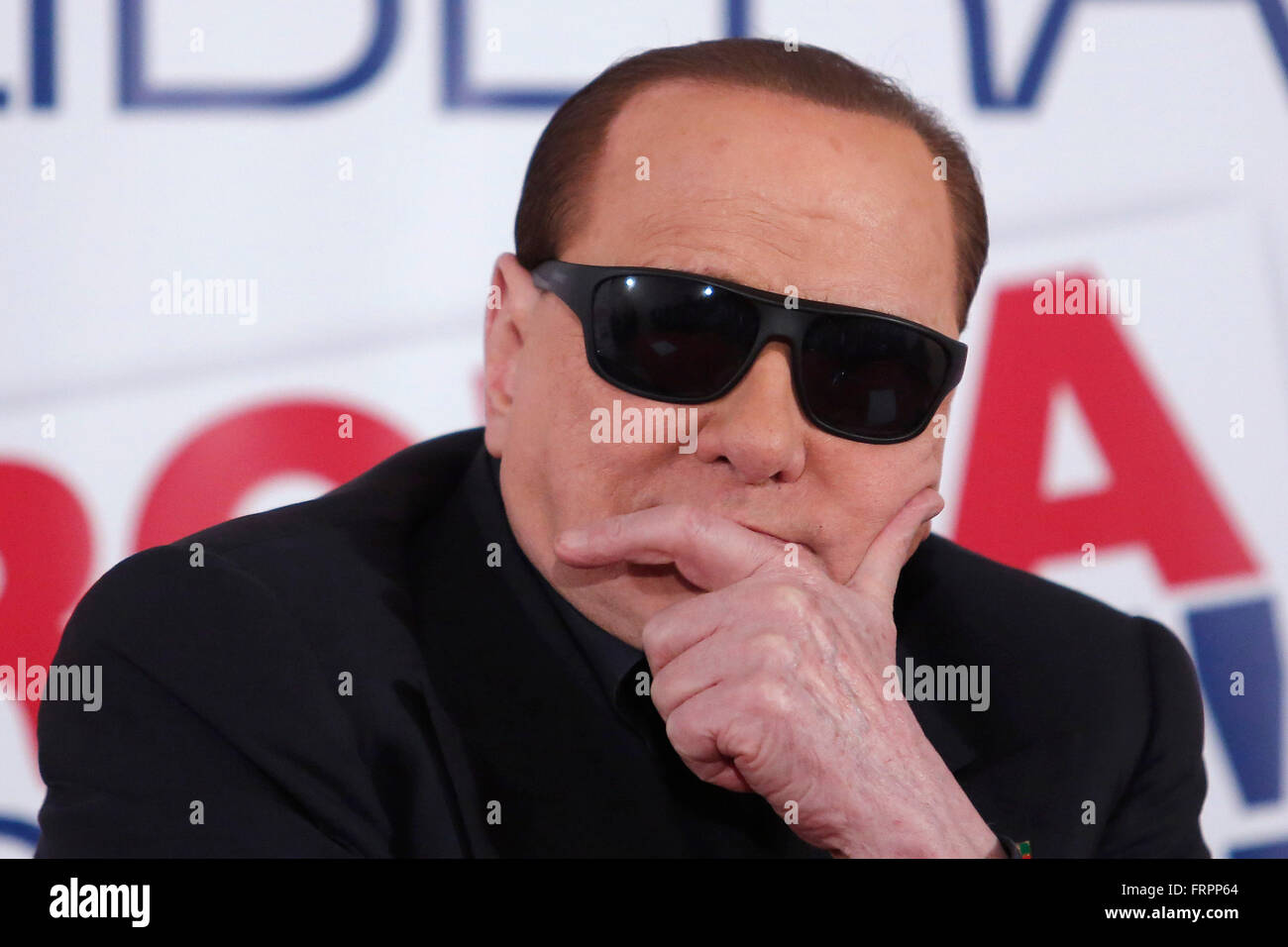 Roma, Italia. 23 marzo, 2016. Silvio Berlusconi indossando occhiali da sole  a causa di un intervento di Roma 23 Marzo 2016. L ex premier italiano  visita la sede di Forza Italia per