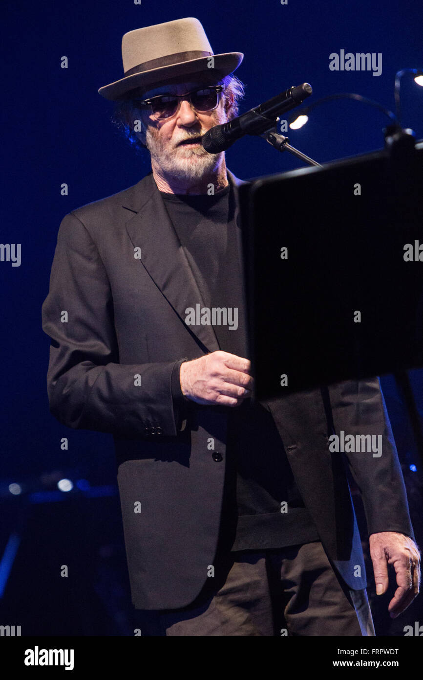 Milano Italia. 23 marzo 2016. La Italian pop/rock cantautore Francesco De Gregori suona dal vivo sul palco all'Alcatraz durante il "Amore e furto Tour' Credito: Rodolfo Sassano/Alamy Live News Foto Stock