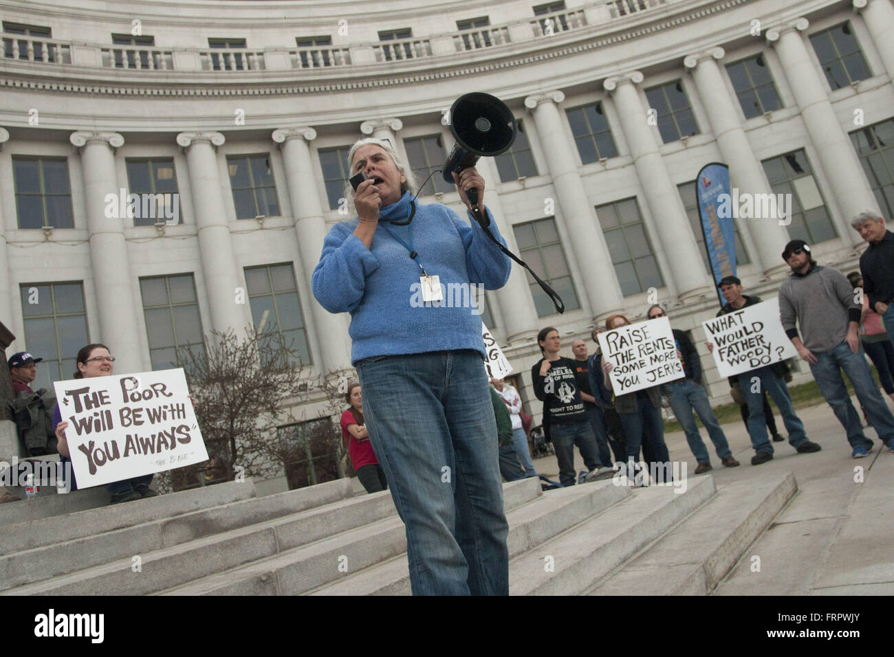 Denver, Colorado, Stati Uniti d'America. Xxi Mar, 2016. Maria Anna THOMPSON risolve il pubblico. Il 21 marzo 2016, i membri del collettivo Denver senzatetto fuori forte e residenti vivendo il fenomeno dei senzatetto raccolte sui gradini della città e della contea di edificio per denunciare il recente "piangendo'' di campi di sfollati dalle strade della città. Dal 8 marzo i dipendenti comunali hanno rimosso i beni delle persone senza dimora da marciapiedi dove avevano istituito camp a Denver del quartiere Ballpark, adiacente alla zona di ricoveri. © Graham Charles Hunt/ZUMA filo/Alamy Live News Foto Stock