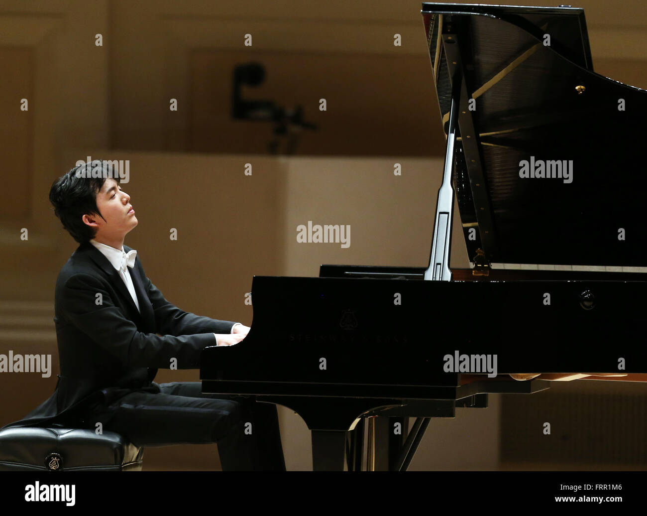 New York, Stati Uniti d'America. 23 Mar, 2016. Pianista Yundi li compie durante il suo 2016 international Chopin considerando tour presso la Carnegie Hall di New York, gli Stati Uniti, il 23 marzo 2016. Credito: Qin Lang/Xinhua/Alamy Live News Foto Stock
