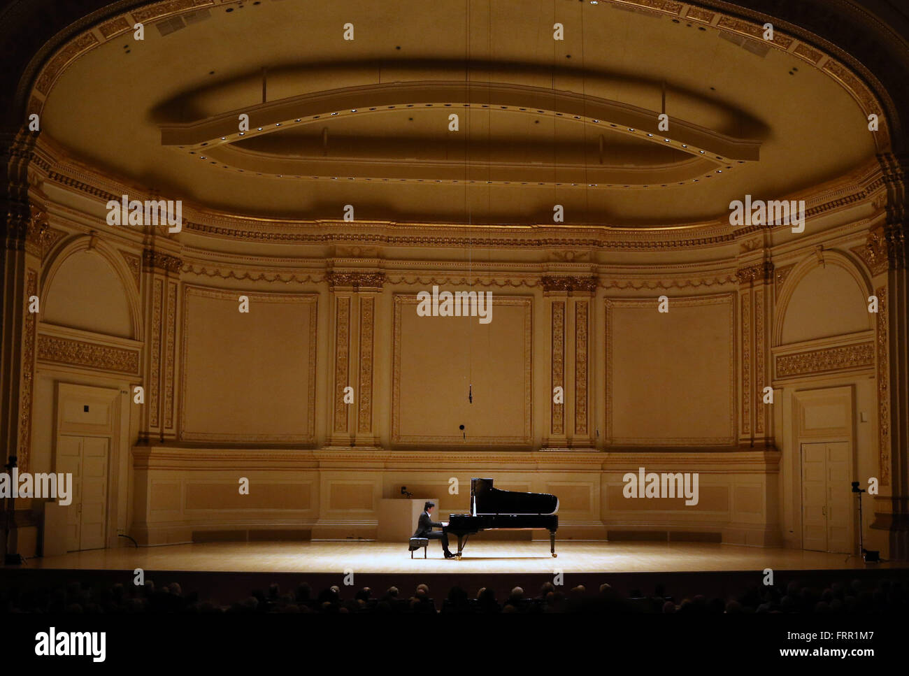 New York, Stati Uniti d'America. 23 Mar, 2016. Pianista Yundi li compie durante il suo 2016 international Chopin considerando tour presso la Carnegie Hall di New York, gli Stati Uniti, il 23 marzo 2016. Credito: Qin Lang/Xinhua/Alamy Live News Foto Stock
