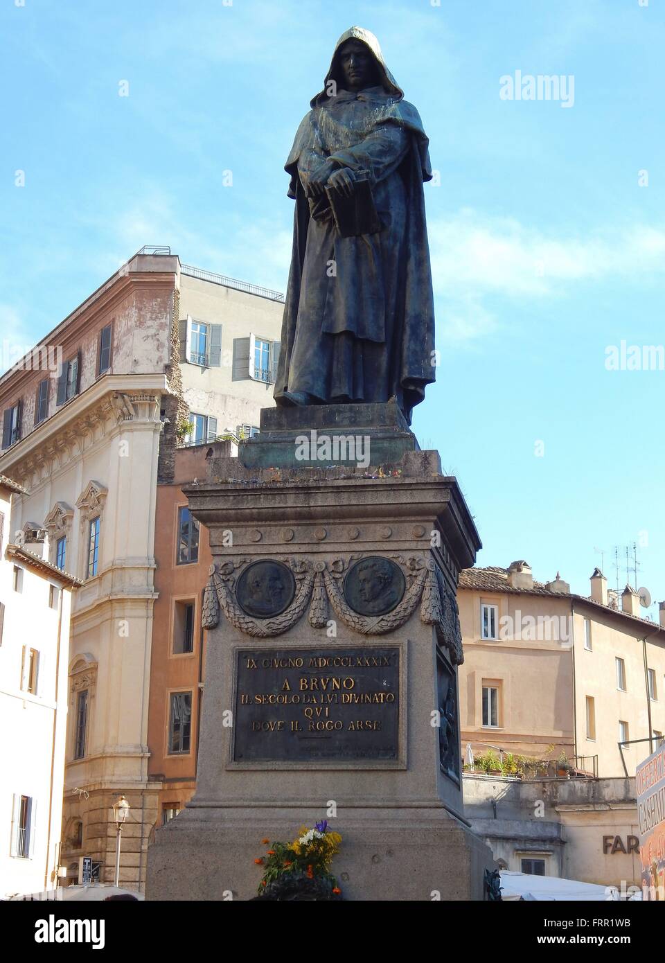 La statua del filosofo Giordano Bruno (1548 - 1600), creato da Ettore Ferrari, fu eretto a Campo de' Fiori a Roma, Italia, nel 1889. Il monumento a Bruno è in luogo egli è stato eseguito nel febbraio 1600. Foto Stock