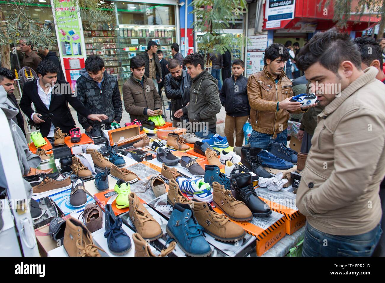 Venditore ambulante vendendo scarpe in Kalar, Iraq settentrionale Foto Stock