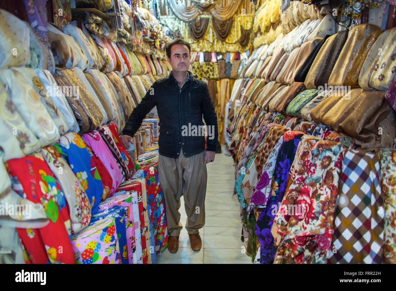 Negoziante in Iraq settentrionale la vendita di tessuti Foto Stock