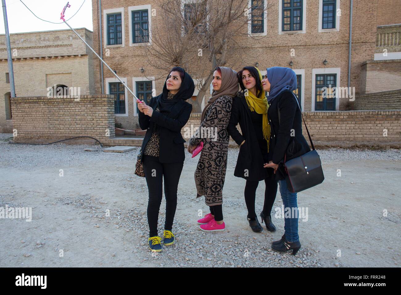 Le donne irachene maken un selfie con il loro cellulare. Foto Stock