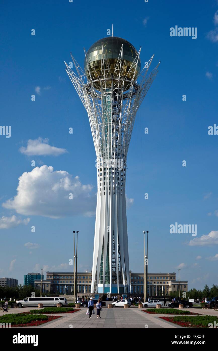 La Torre di Bayterek è un simbolo del Kazakistan nella giovane capitale Astana. Esso rappresenta l'albero della vita, dove der mitico uccello Samruk collocato un uovo dorato, che simboleggia le radici della vita. Foto scattata 2013-06-21. Foto Stock