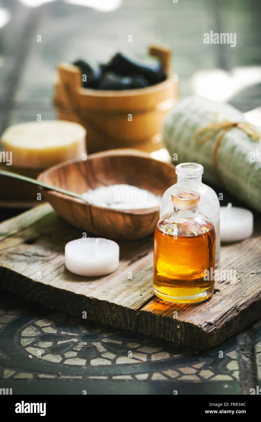 Natural spa prodotto sul legno rustico. Foto Stock