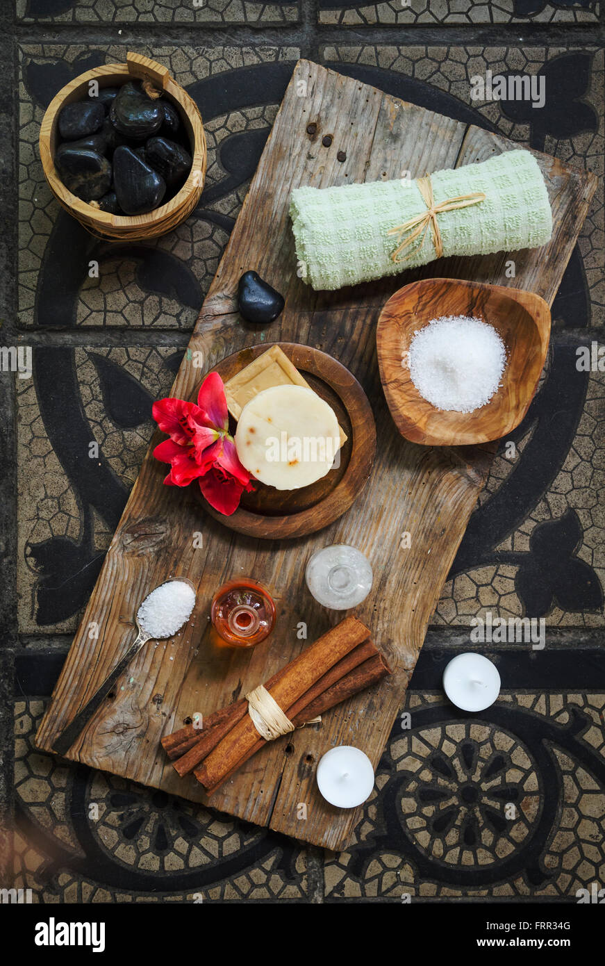 Natural spa prodotto sul legno rustico. Foto Stock