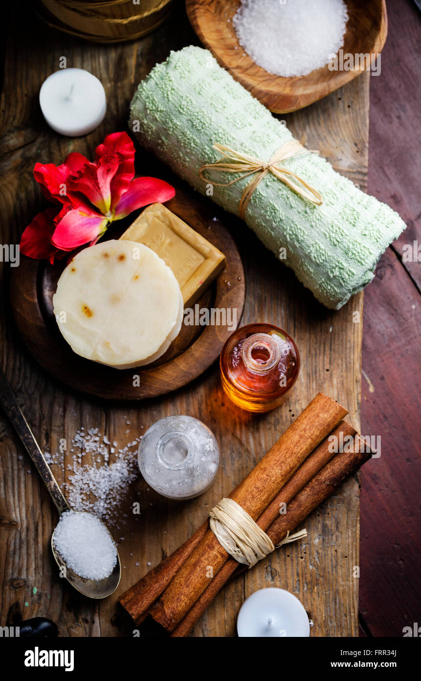 Natural spa prodotto sul legno rustico. Foto Stock