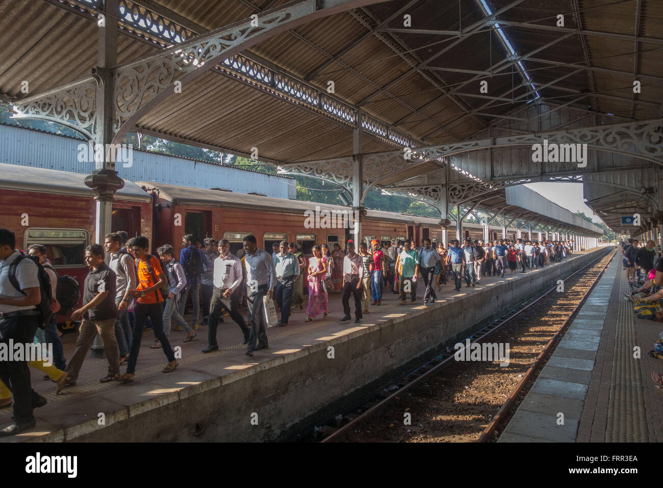 I passeggeri scendono da un affollato treno alla stazione di Kandy, Sri Lanka Foto Stock