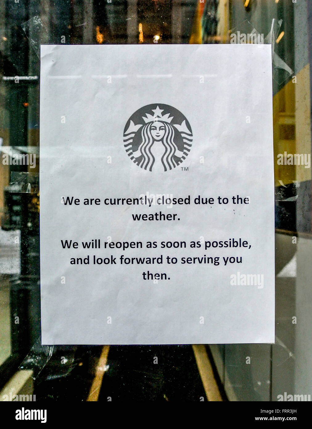 Cartello sulla porta di Starbucks, New York City, Stati Uniti d'America. Chiuso a causa di cattive condizioni del tempo Foto Stock