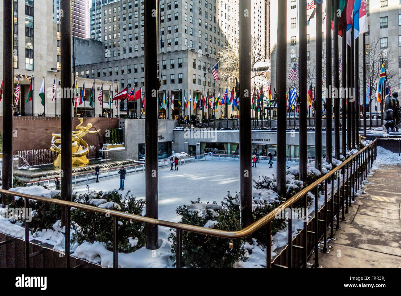 Pattinaggio su ghiaccio al Concourse - parte del Rockefeller Center di New York City, Stati Uniti d'America. Foto Stock