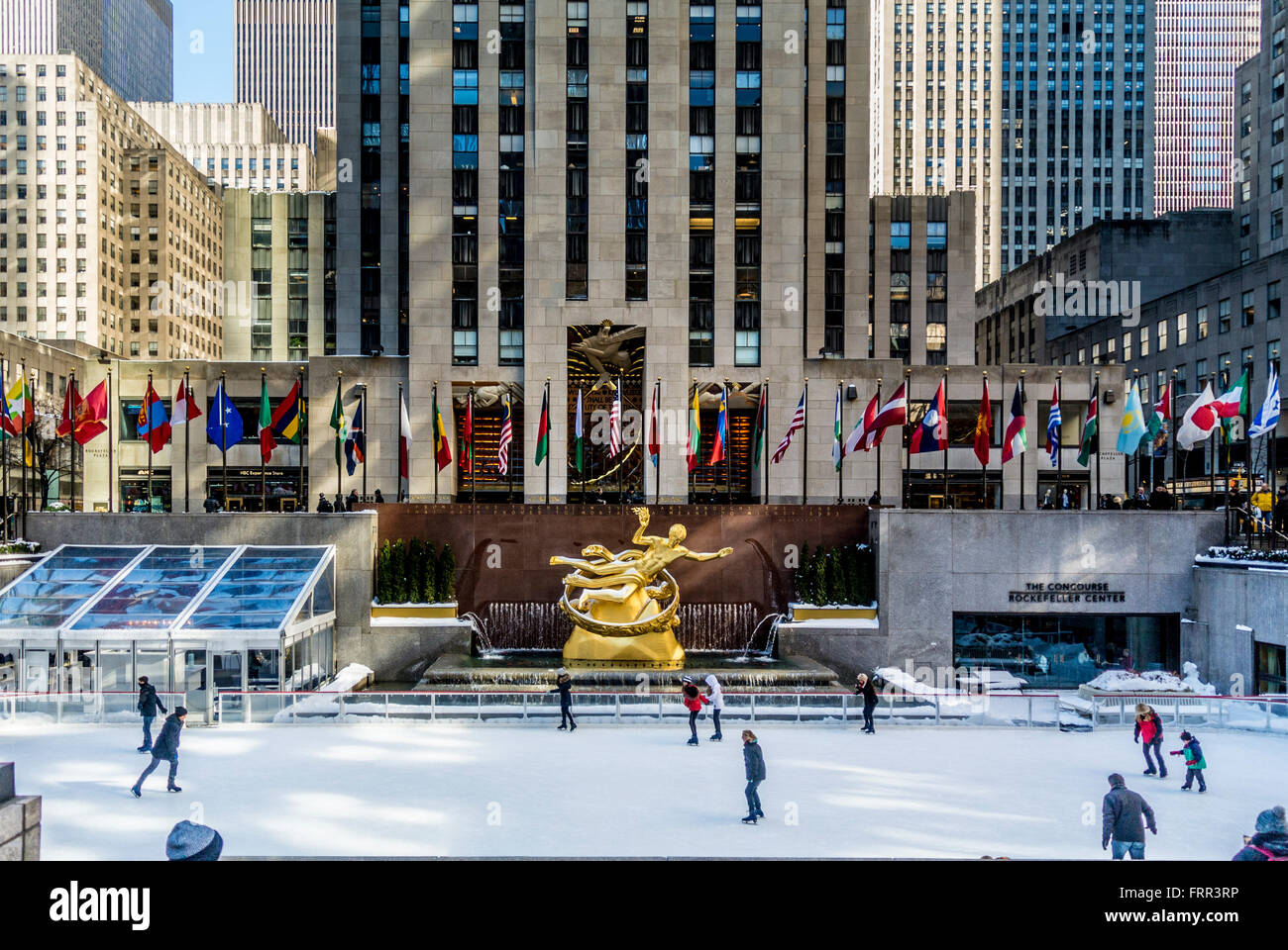 Pattinaggio su ghiaccio al Concourse - parte del Rockefeller Center di New York City, Stati Uniti d'America. Foto Stock