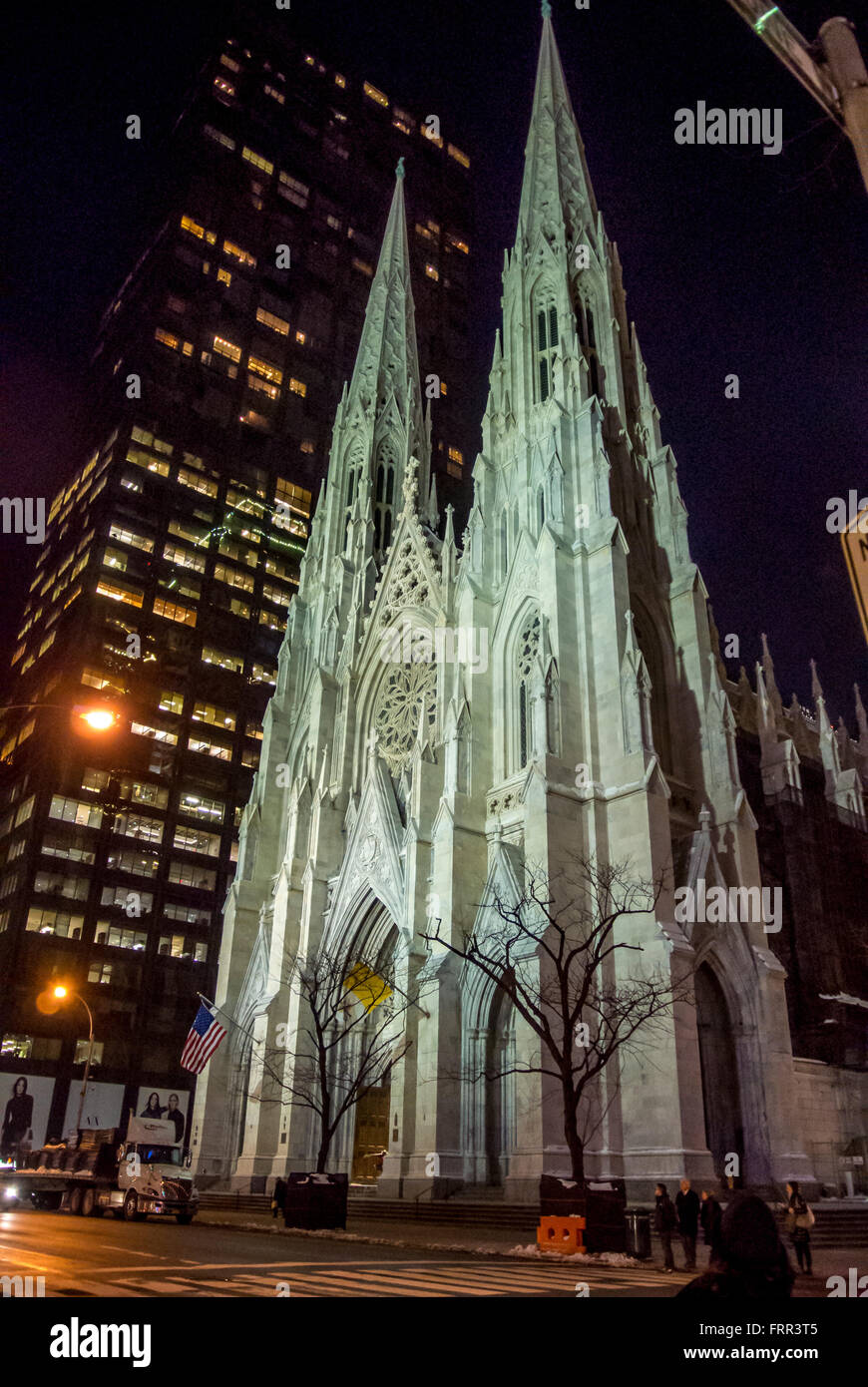 La cattedrale di san Patrizio esterno durante la notte, la città di New York, Stati Uniti d'America. Foto Stock