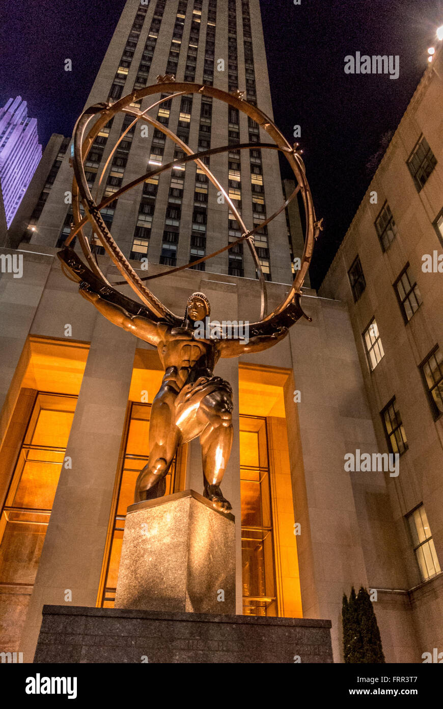 La scultura al di fuori del Rockefeller Center di New York, Stati Uniti d'America. ATLAS (1937) Lee Lawrie e René Paul Chambellan Foto Stock