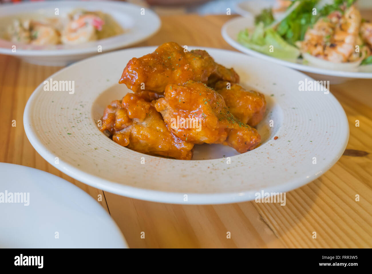 Le ali di pollo croccanti sul piatto bianco Foto Stock
