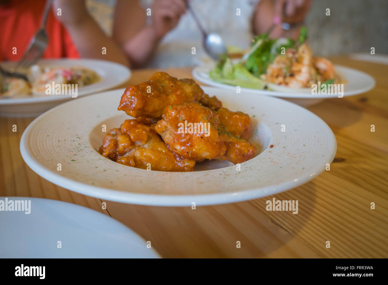 Le ali di pollo croccanti sul piatto bianco Foto Stock