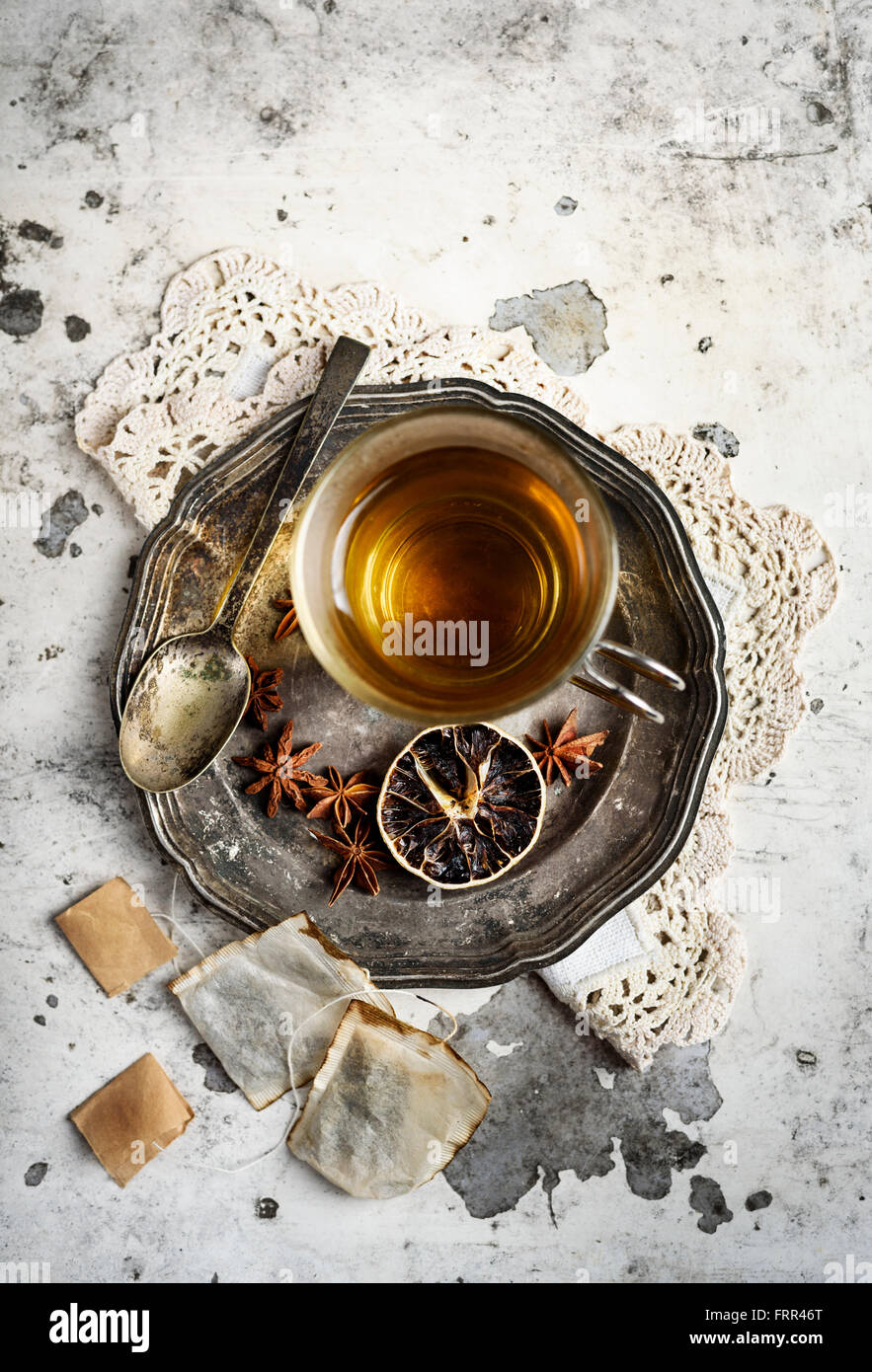 Tazza di tè con i semi di anice su lastra d'argento. Foto Stock