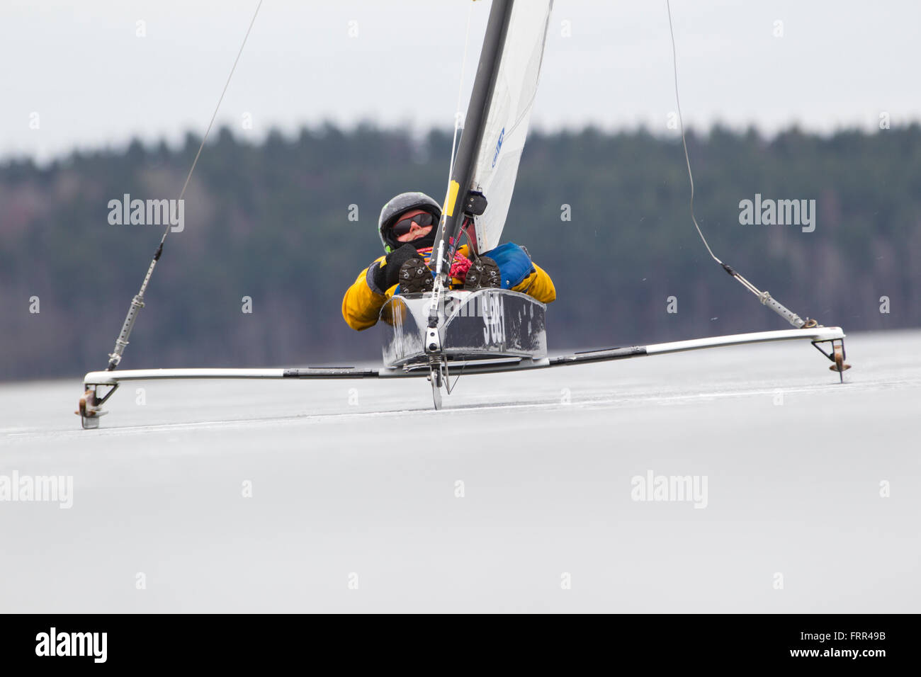 Yacht di ghiaccio su un lago svedese Foto Stock