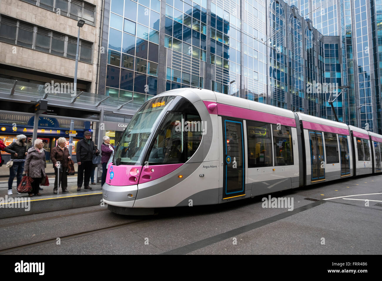 Un Midland metro tram nel centro della città di Birmingham, West Midlands, England, Regno Unito Foto Stock