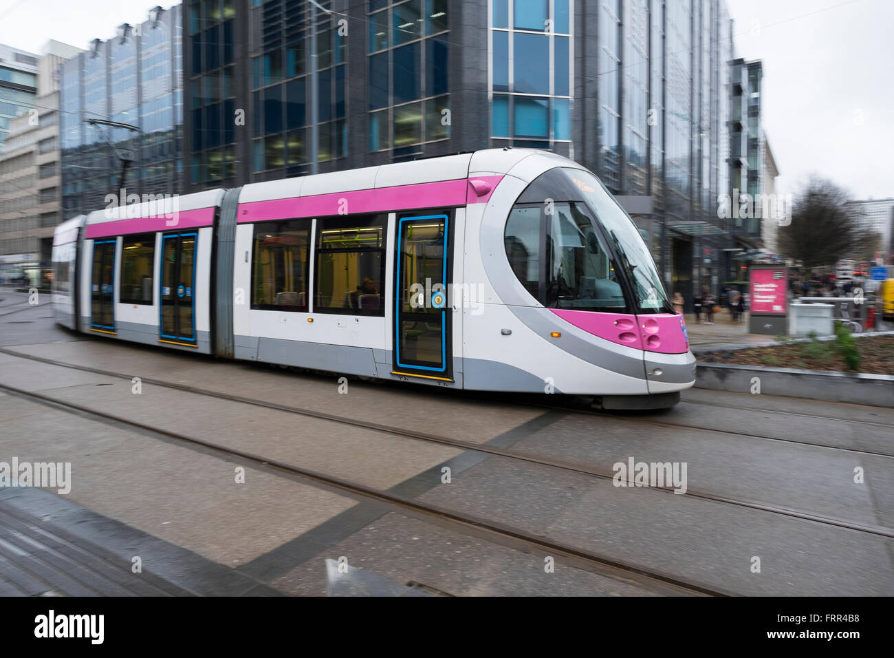 Un Midland metro tram nel centro della città di Birmingham, West Midlands, England, Regno Unito Foto Stock